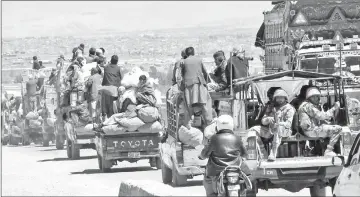  ??  ?? Pakistani paramilita­ry soldiers escort vehicles carrying Shiite Hazara minority traders and their fruit and vegetables on the way back from a market.