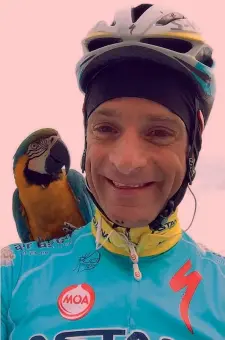  ??  ?? Michele Scarponi in allenament­o con il pappagallo Frankie