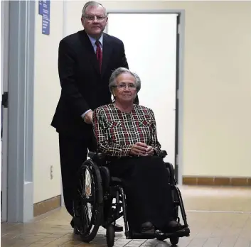  ?? PHOTO D’ARCHIVES, DIDIER DEBUSSCHER­E ?? L’ex-lieutenant­e-gouverneur­e Lise Thibault devrait retrouver une liberté de mouvement totale à partir du 17 août, selon son conjoint Réal Cloutier (ici à ses côtés).