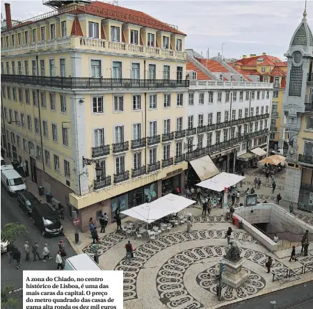  ??  ?? A zona do Chiado, no centro histórico de Lisboa, é uma das mais caras da capital. O preço do metro quadrado das casas de gama alta ronda os dez mil euros