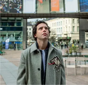  ??  ?? Il cantante Mika, 35 anni, originario di Beirut, in un momento del video girato a Bruxelles