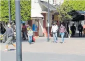  ?? FOTO/MARIO TRINIDAD ?? Se sigue exhortando a la población a que no baje la guardia.