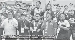  ??  ?? KEBANGGAAN: Sepak takraw wanita memberikan keceriaan buat Sarawak selepas berjaya memperoleh pingat emas malam kelmarin.