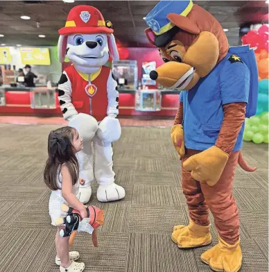  ?? NADIA CANTÚ/LA VOZ ?? Zoey Salazar chats with “PAW Patrol” characters on Oct. 1 at America Cinemas in Phoenix.