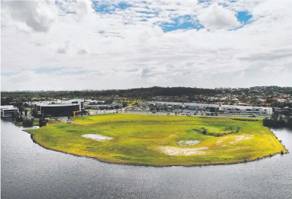  ?? Picture: GLENN HAMPSON ?? The 5.4ha slab of land fronts Lake Orr at Varsity Lakes backs on to Bermuda St and has approvals in place for buildings up to 14 levels.