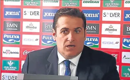  ?? FOTO: AGENCIAS ?? José Ramón Sandoval, en una rueda de prensa El técnico madrileño seguirá en el banquillo de Los Cármenes, como era su deseo