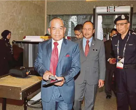  ?? PiC BY AHMAD IRHAM MOHD NOOR ?? Royal Commission of Inquiry chairman Tan Sri Mohd Sidek Hassan arriving at the Palace of Justice court complex in Putrajaya yesterday.