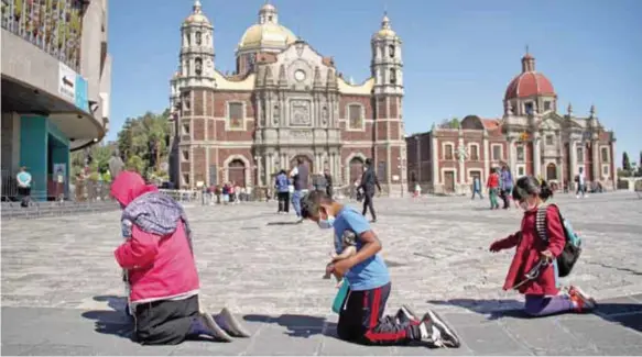  ?? /CUARTOSCUR­O ?? Saturados. Los nichos ubicados en la Basílica de Guadalupe están en su máxima capacidad.