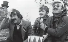  ?? FOTOS: UNITED ARTISTS/DPA ?? Schlöndorf­f mit Günter Grass (links) und David Bennent (Mitte) bei den Dreharbeit­en zu dem Film „Die Blechtromm­el“.
