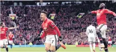  ??  ?? APORTE. El chileno Alexis Sánchez también celebró su segundo gol con la camiseta del Manchester United.