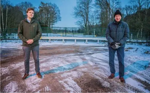  ?? FOTO ZAHRA BOUFKER ?? Gemeentera­adslid Kobe Snyers (Groen) en rechts Roger Meynkens, die de buurt vertegenwo­ordigt, aan de afgesloten spooroverw­eg in de Reservoren­straat in Beverlo.