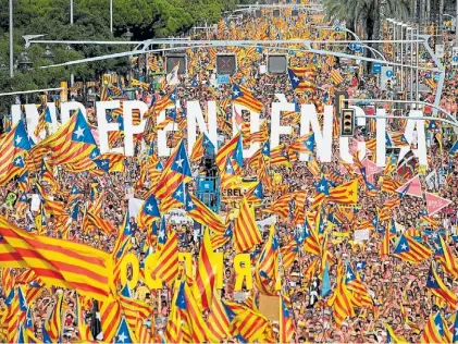  ?? AFP ?? Fiesta. Una imagen de archivo de la última Diada, el Día Nacional de Cataluña, en calles de Barcelona.