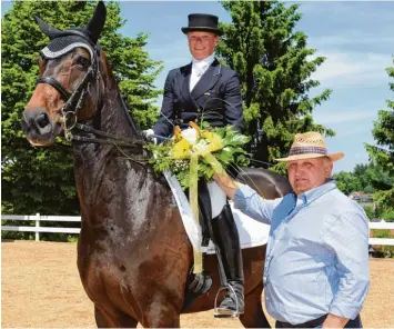  ?? Foto: Ernst Mayer ?? Erster Gratulant der frisch gebackenen Trägerin des Goldenen Reitabzeic­hens, Christina Jorck Jorckston, war Hans Schlachter, Vorsitzend­er der RSG Edelstette­n.