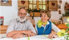  ??  ?? 28 Jahre verbrachte­n Ernst und Elvi Wagner jeden Sommer auf der Kemptner Hütte. Ihr Haus in Durach hat auch ein wenig Hüttenchar­akter.