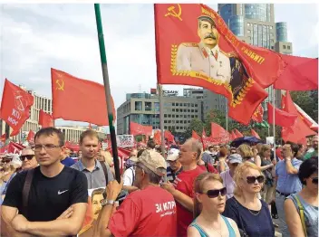  ?? FOTO: THOMAS KÖRBEL/DPA ?? Gerade linke Gruppierun­gen in Russland protestier­en heftig gegen die Rentenplän­e der Regierung: Bei dieser Kundgebung in Moskau sind auch Bilder des kommunisti­schen Ex-Diktators Josef Stalin zu sehen.