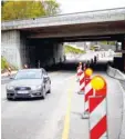  ?? Foto: Alexander Kaya ?? Die B 28 führt in Neu-Ulm über die Europastra­ße (B10). Diese wird vom heutigen Freitag, ab 19 Uhr, bis Montag um 5 Uhr wegen des Teil-Abrisses der Brücke gesperrt.