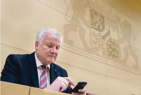  ?? Foto: Peter Kneffel, dpa ?? Horst Seehofer in der digitalen Welt: Gestern gab der Ministerpr­äsident das Ziel aus, dass Bayern bei der Digitalisi­erung Weltspitze werden müsse.