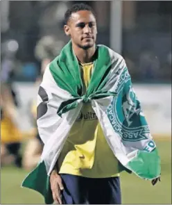  ??  ?? SOLIDARIO. Neymar, con una bandera del Chapecoens­e, el 23.