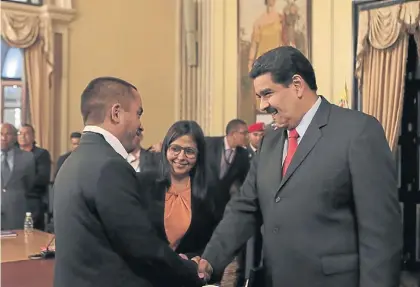  ?? EFE ?? Saludo. Maduro recibe al nuevo ministro de Economía, Luis Salas, tras el anuncio del cambio de gabinete.