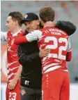  ?? Foto: dpa ?? Würzburgs Trainer Bernhard freut sich mit Daniel Hägele.
Trares