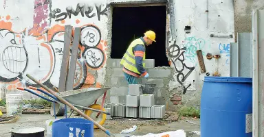  ?? (foto Cusa) ?? Accessi murati Operai al lavoro ieri mattina per chiudere gli accessi alla Ticosa di Como