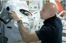  ?? NASA TV/AFP/GETTY Images ?? Italian astronaut Luca Parmitano had a leak in his helmet while on a spacewalk outside the Internatio­nal Space Station Tuesday.