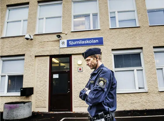  ?? Bild: STEFAN BERG ?? Trots att skottlossn­ingen i fredags inte hade någon koppling till skolan har de gjort många oroliga. I kväll träffar polisen Daniel Neck föräldrar på ett möte i aulan.