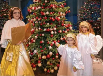  ?? Foto: Xaver Habermeier ?? Das Neuburger Christkind­l Anne Sophie und ihre zwei Engel Emily und Lorena freuen sich auf ihre Auftritte auf dem Weihnachts markt.