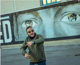  ??  ?? Il rapper Zlatan Cordic «Zlatko», il rapper più famoso della Slovenia, davanti a un murales