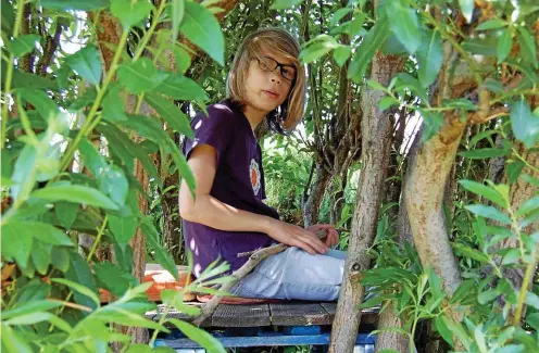  ?? FOTOS (3): KATHARINA HEIMEIER / DPA ?? Der neun Jahre alte Fito sitzt auf der Plattform in seinem Baumhaus.