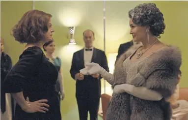  ?? SUZANNE TENNER, FX ?? Susan Sarandon, left, and Jessica Lange play battling screen divas Bette Davis and Joan Crawford in Feud: Bette and Joan.