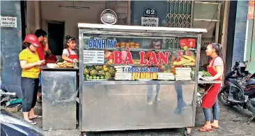  ??  ?? Across Vietnam, there are hundreds of thousands of bánh mì stands