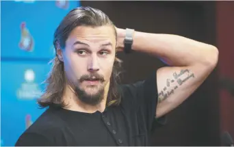  ??  ?? C’est un Erik Karlsson un peu dépassé par les événements qui s’est adressé aux médias d’Ottawa, jeudi après-midi. - La Presse canadienne: Sean Kilpatrick