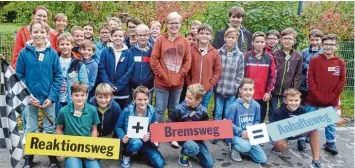  ?? Foto: PWS, Martin Distl ?? Mithilfe einer Vorführung des ADAC sahen die Schüler der sechsten Klasse der Paul Winter Realschule, wie sich eine nasse Straße auf den Bremsweg auswirkt und wie sich dieser überhaupt errechnet.