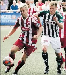  ?? BILD: PIET MEYER ?? VfL-Akteur Jonas Siegert (rechts) versucht, im Zweikampf mit Marin Mandic an den Ball zu kommen.