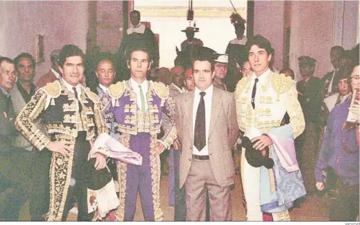  ?? ARCHIVO ?? El Puerto de Santa María, 19 de marzo de 1985, Galloso, Rafael de Paula, el presidente del festejo José Muriel y Emilio Oliva, presto a tomar la alternativ­a.