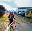  ??  ?? Der Feuerwehrm­ann kümmert sich um die Wasserzufu­hr.