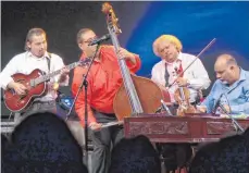  ?? FOTO: DOROTHEE L. SCHAEFER ?? Der Teufelsgei­ger Roby Lakatos, der sich selbst als Zigeuner bezeichnet, bietet in Einhalden mit seiner Bühnenfami­lie Musik in der Tradition osteuropäi­scher Sinti und Roma.