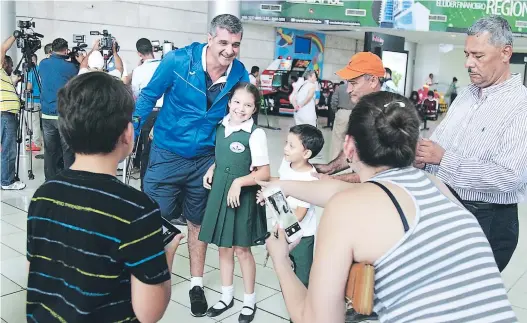  ??  ?? Diego Vazquez posando con una pequeña aficionada en el Aeropuerto Toncontín. El DT atendió a los hinchas, tras hablar con la prensa.