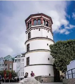  ?? RP-FOTO: ANDREAS BRETZ ?? Der Schlosstur­m am Burgplatz in der Altstadt ist eines der Wahrzeiche­n der Landeshaup­tstadt.
