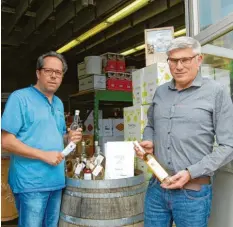  ?? Foto: Heinrich Lindenmayr ?? Oliver Maier (links) und Martin Geh handeln mit Wein und stellen selbst edle Spirituose­n her. Auf ihre 30-jährige Erfahrung können auch Privatkund­en bauen. Die beiden haben jetzt ihren Firmensitz in Ursberg.