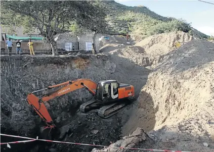  ?? / ANTONIO MUCHAVE ?? The house of Velly Maphanga is at risk of collapsing as the family has allowed for illegal mining in Mooihoek village, Driekop, near Burgersfor­t.