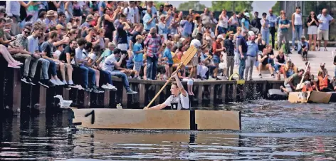  ?? RP-FOTOS (2): MARKUS VAN OFFERN ?? Hunderte von Zuschauern feuerten beim sechsten Schwanenri­tter-Race die acht Teams an, die im Spoykanal um den Sieg paddelten.