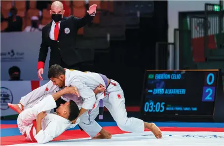  ?? UAEJJF ?? The UAE’s Zayed Al-Katheiri, right, won the gold medal against Brazil’s Everton Celio in the adult purple belt (56-kg) division.