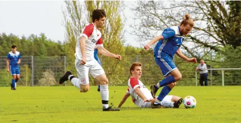  ?? Foto: Dieter Mack ?? Auf und davon war der FSV Marktoffin­gen (mit Daniel Gabler, in Blau) gegen den FC Mertingen, dessen Bemühungen nicht fruchteten.