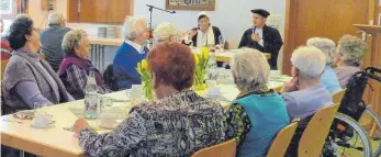  ?? FOTO: BAUMANN ?? Pfarrer Philipp Geißler und Gerda Kölle (hinten) beim Seniorenmi­ttag in einem humorigen Anspiel als Martin Luther und seine Ehefrau „Käthe“von Bora.