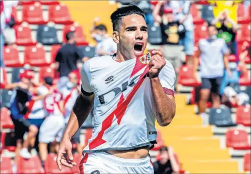  ??  ?? Radamel Falcao celebra su gol, el definitivo 3-0, mostrando el escudo del Rayo, para el delirio de la grada.