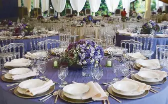  ??  ?? The tables are decorated with flowers by Robert Blancaflor in Cristina’s favorite color lilac; food by Gaita Fores.