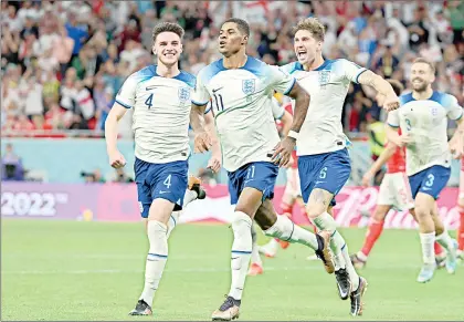  ?? Foto Xinhua ?? Marcus Rashford (11) marcó un doblete en la victoria por 3-0 de Inglaterra sobre Gales. Sus compañeros Declan Rice, John Stones y Luke Shaw corren para felicitarl­o.