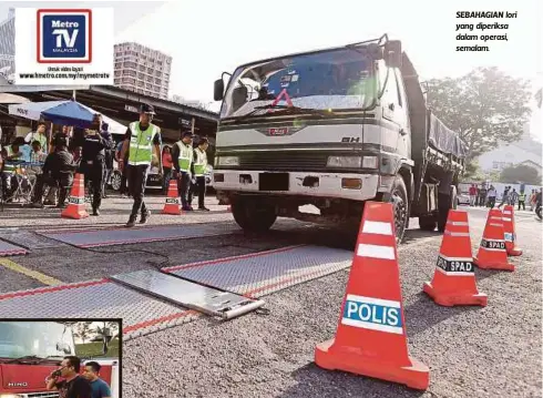  ??  ?? SEBAHAGIAN lori yang diperiksa dalam operasi, semalam.